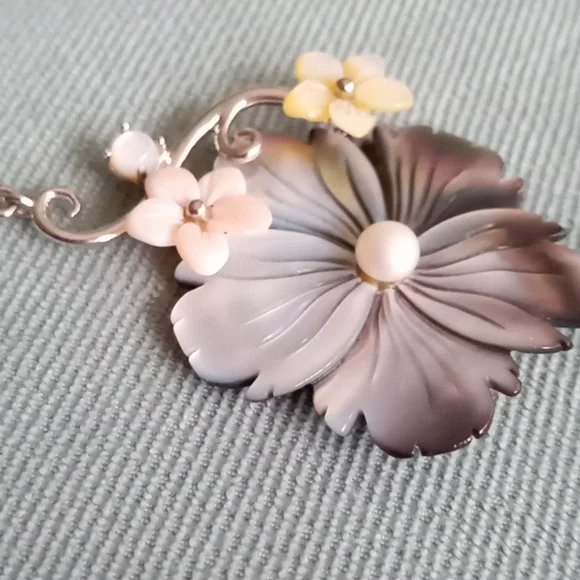 PEACOCK MOTHER OF PEARL FLORAL PENDANT - Picture 2 of 7